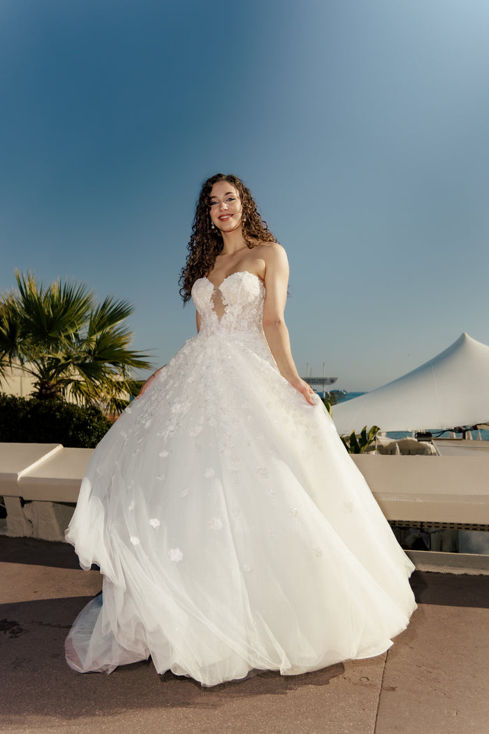 Robe de mariée Aurélia princesse en tulle brodé floral avec décolleté cœur création sur mesure AM LUX Couture
