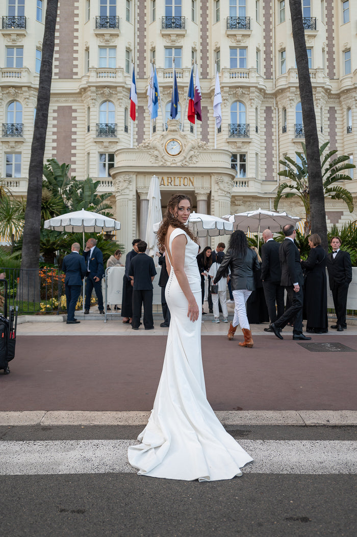 Robe de mariée Héra sirène minimaliste en crêpe avec dos nu profond et longue traîne création sur mesure AM LUX Couture Lyon